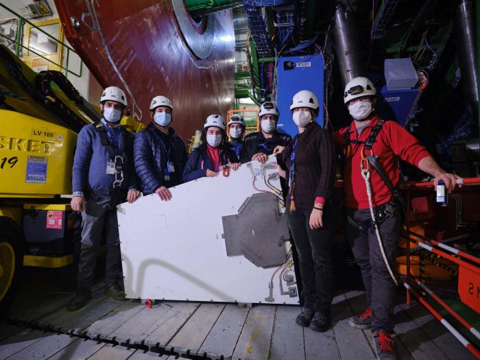 RPC team showing a demonstrator chamber before installation.